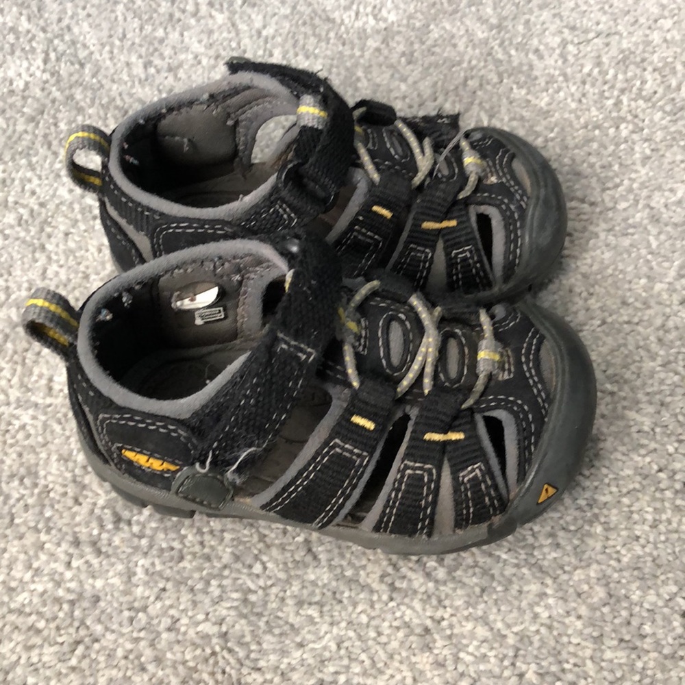 Keen size 5 toddler shoes - Picture 2 of 6
